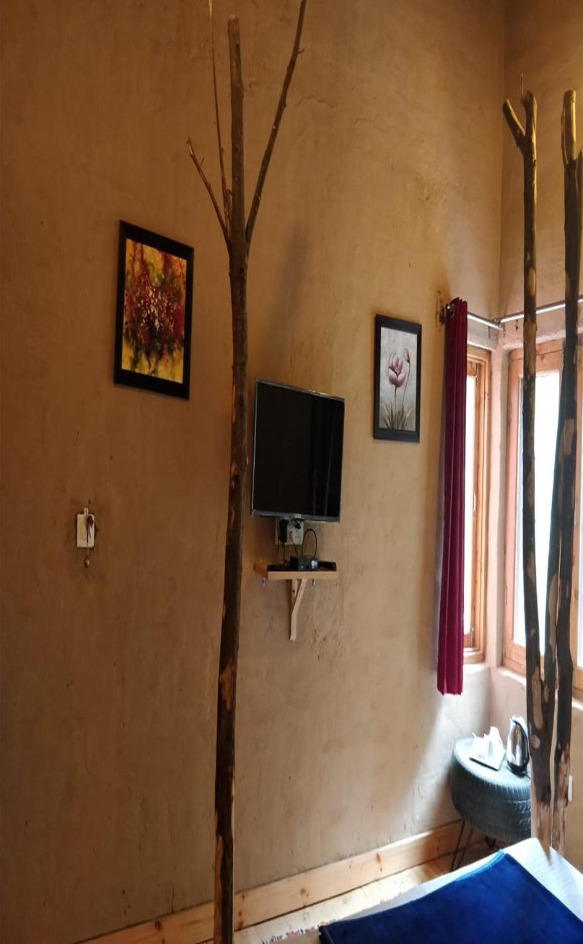 Offbeat Abodes - Tirthan Valley Banjar Exterior photo